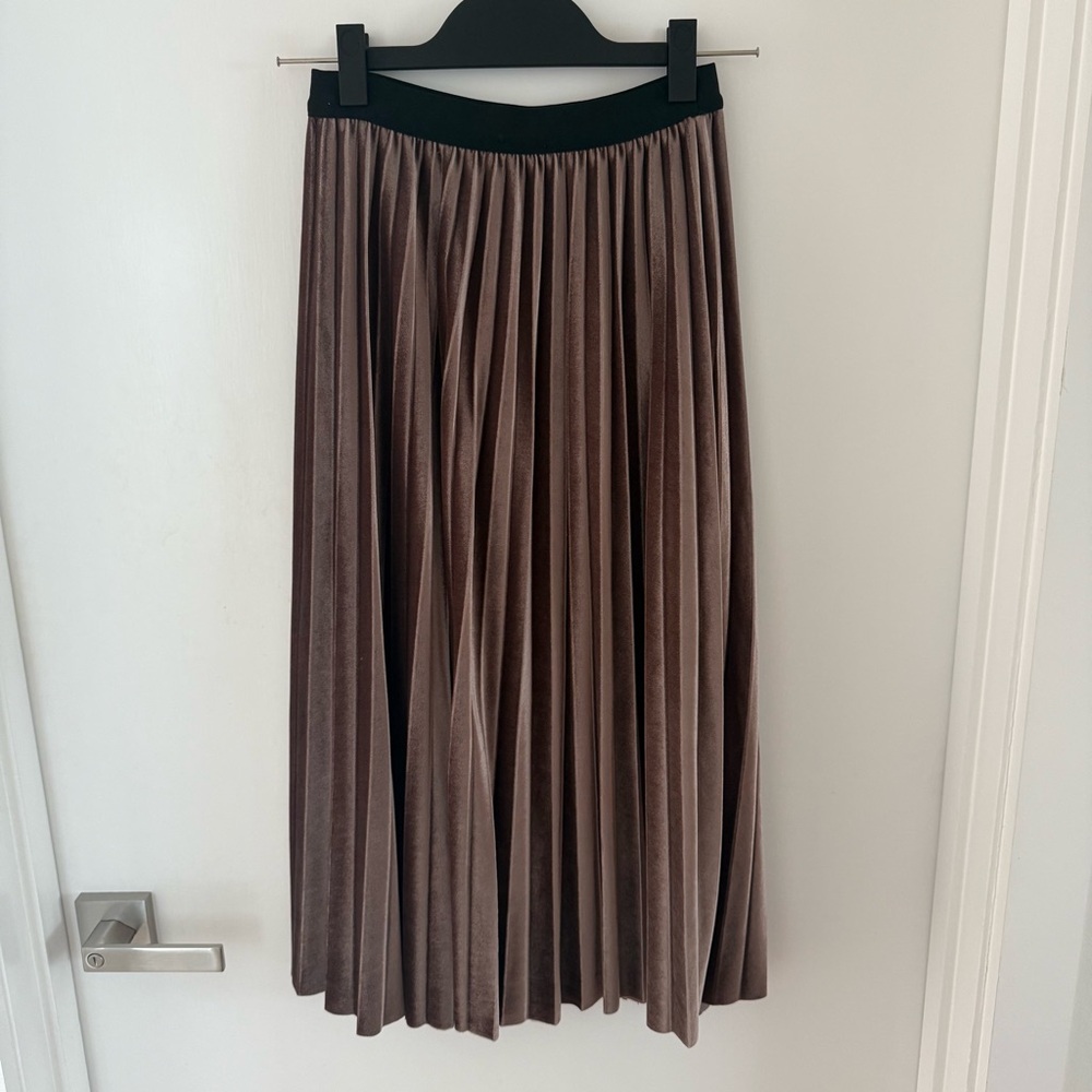 Elegant Velvet Pleated Skirt